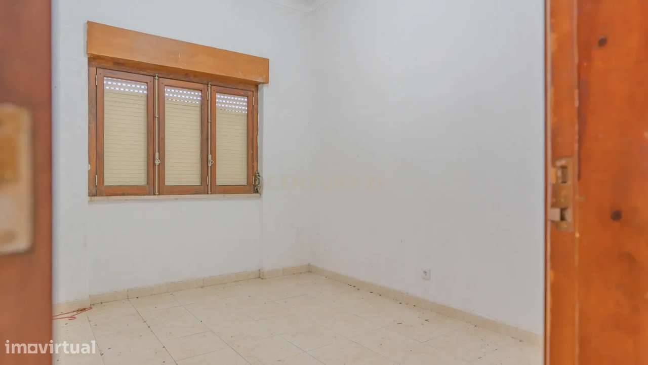 Moradia Isolada com Terreno de 1041 m² – Um Mundo de Possibilidades!-16