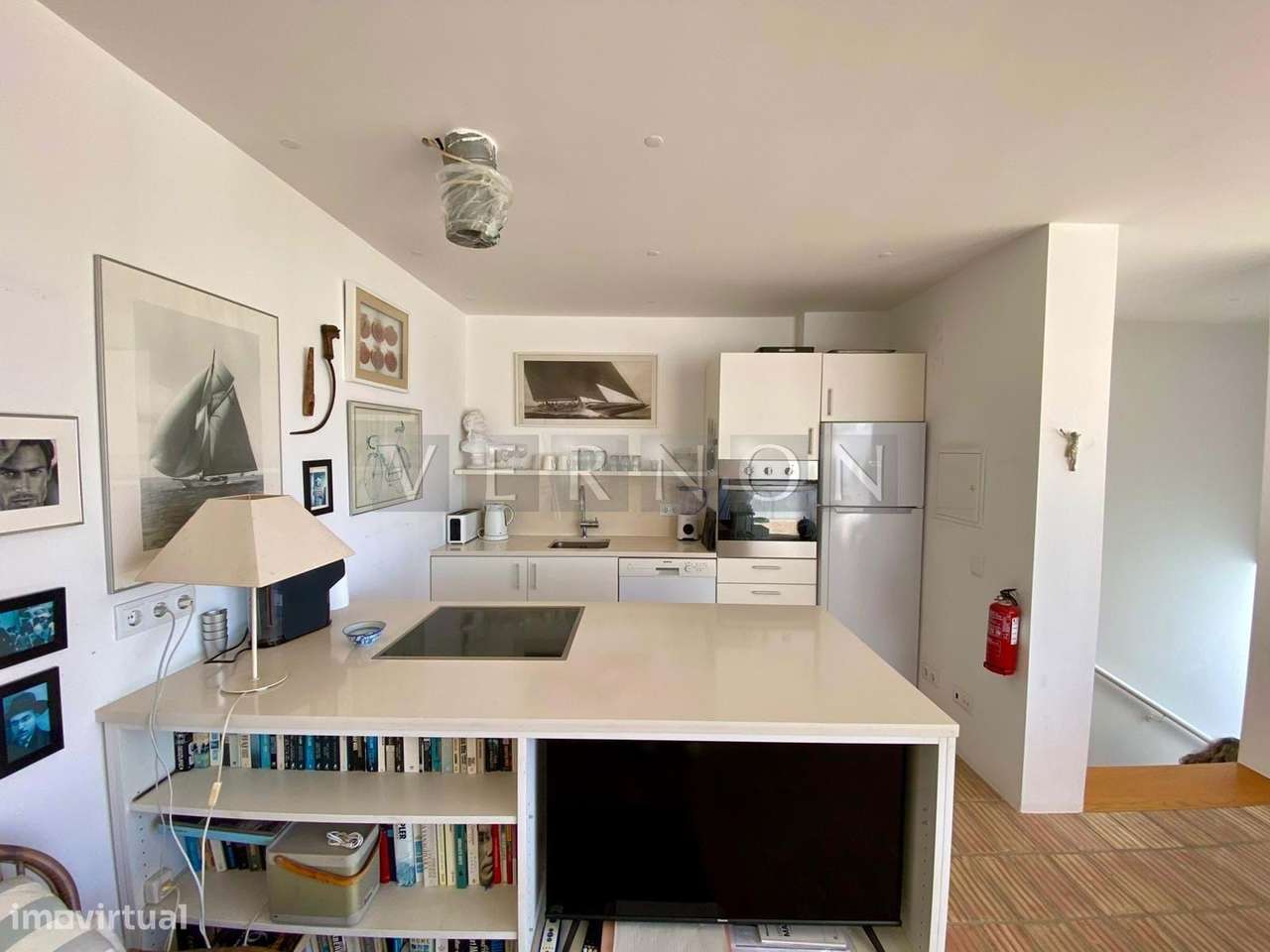 Moradia Moderna Renovada com Vista Mar e Rooftop no Centro de Carvoeir-25