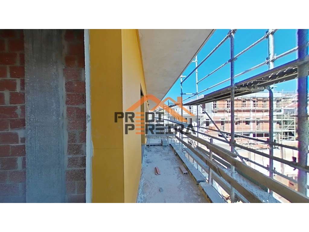 *NOVA CONSTRUÇÃO*
T3 situado em condomínio fechado, com varanda de...-40