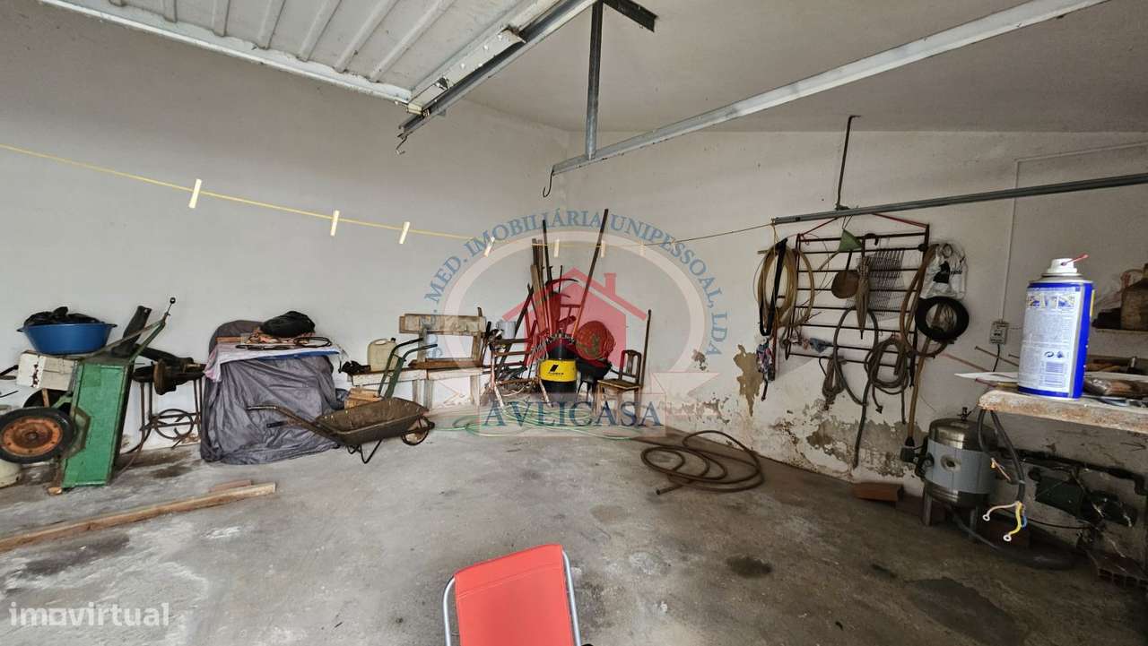 Moradia isolada T5 em bom estado com quintal e garagens-33