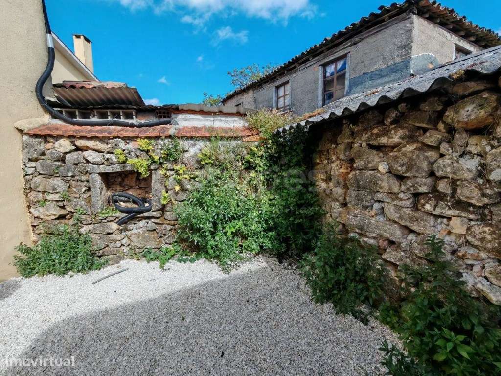 Moradia de 2 pisos para remodelar inserida em aldeia pitoresca - Grande imagem: 4/13