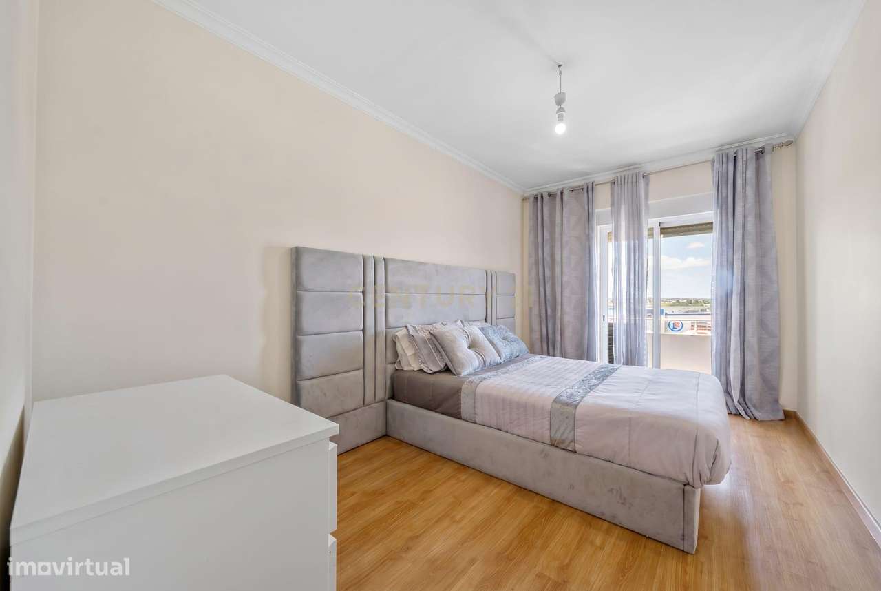 Apartamento T2 em Montijo com Parqueamento e Varandas-13