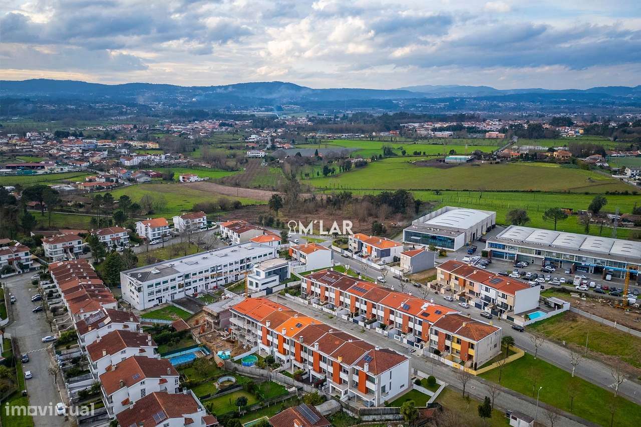 Moradia T3+1,  de gaveto, em Merelim S. Pedro – Braga-16
