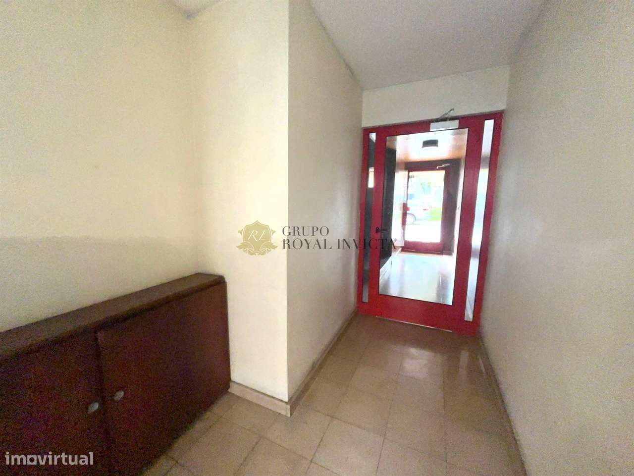 Apartamento T3  com Box Fechada e Varanda junto ao metro -  Senhora da-21