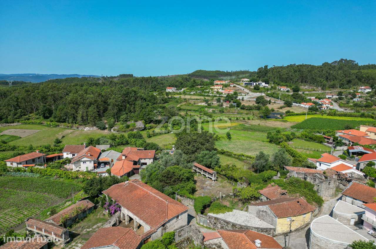 Quinta com uma área total de 2694m2 em Serzedelo, Póvoa de Lanhoso - Grande imagem: 2/27