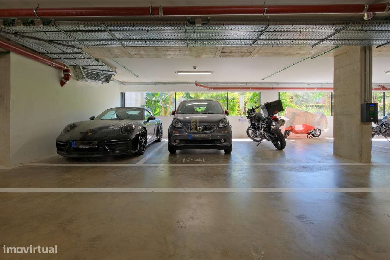 Apartamento T3 em condomínio privado, com terraços e garagem, no Prínc-53