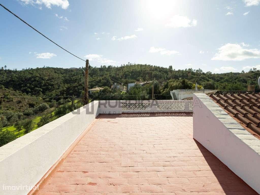 Moradia com Anexos e Vistas Deslumbrantes em Zona Tranquila-24