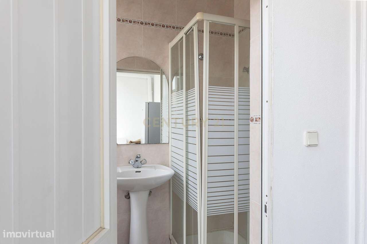 Prédio em propriedade Total | 3 Apartamentos T2+1 e Loja | Lisboa | A-17