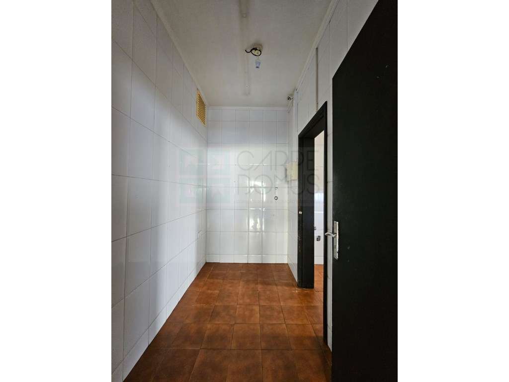 Prédio com Comércio e 2 apartamentos, em Mem Martins, Sintra-12