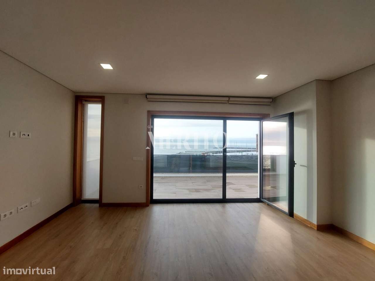 T2 NOVO em primeira linha de Mar com terraço, lugar de garagem e arrum - Grande imagem: 2/9