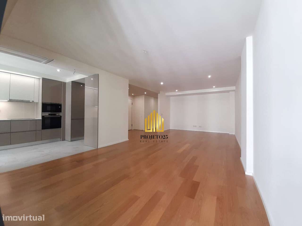 T3 NOVO de Luxo com área bruta de 170m2, junto ao centro e ao Metro!-0