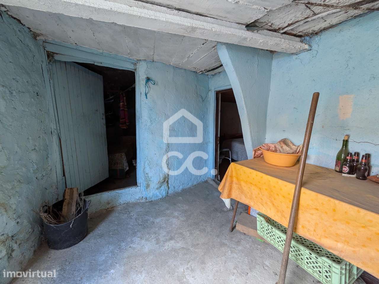 Oportunidade Única: Moradia para Restauro com Grande Potencial-7