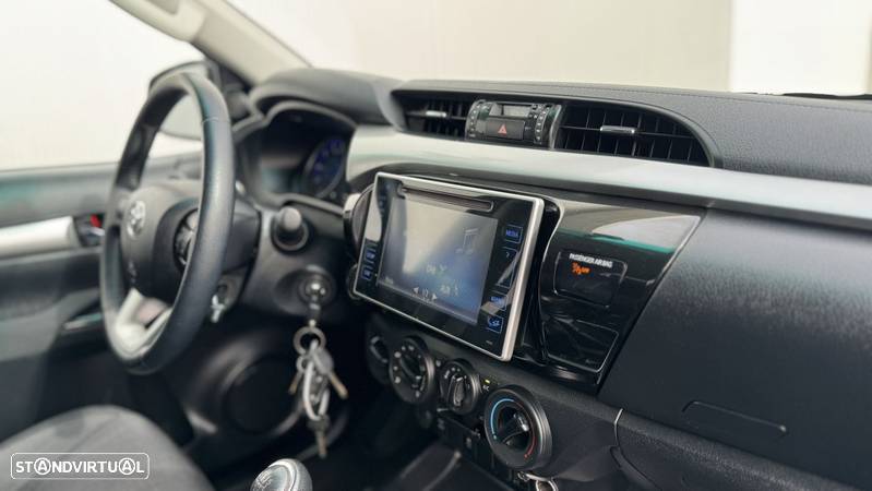 Toyota Hilux 2.4 D-4D 4WD CD Tracker - 30