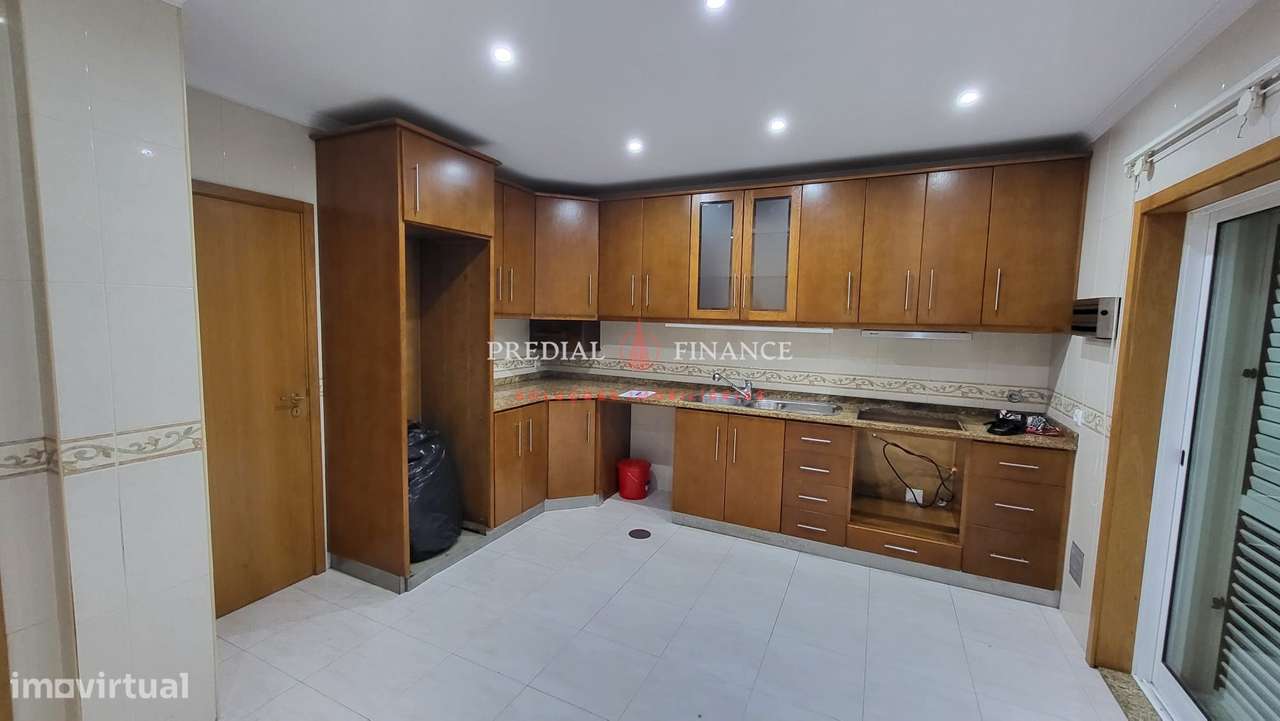 Moradia T4 com Jardim, Terraço, Garagem Dupla e Área de Barbecue — Exc-6