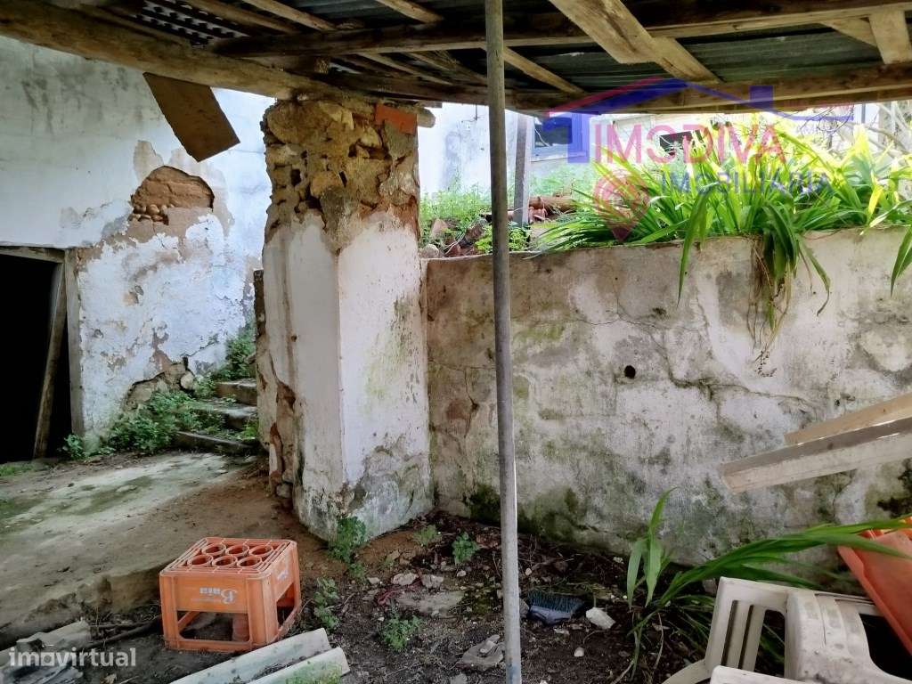 Moradia T2 com arrecadações, garagem e quintal em Constância-27