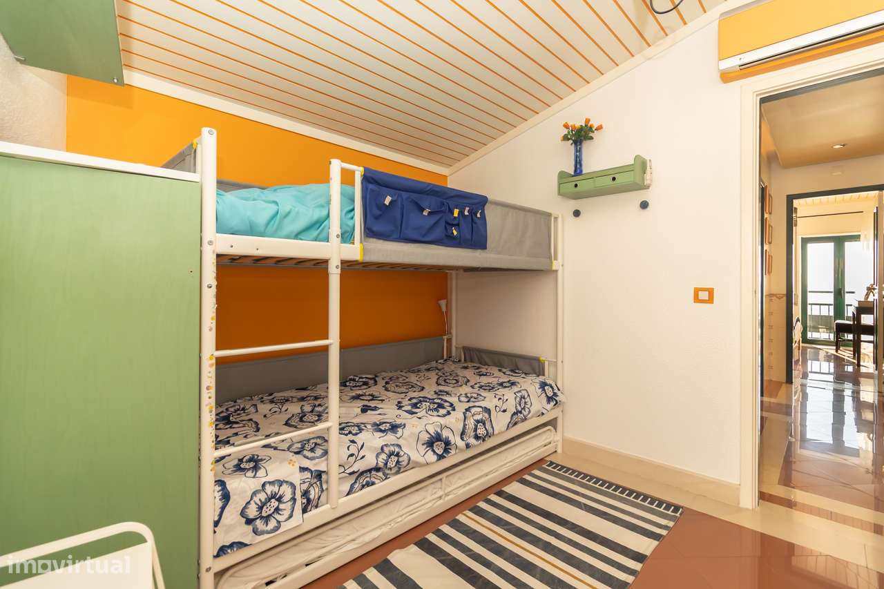 T4+1 Duplex em Primeira com 250m2, Linha de Mar | Sesimbra-26