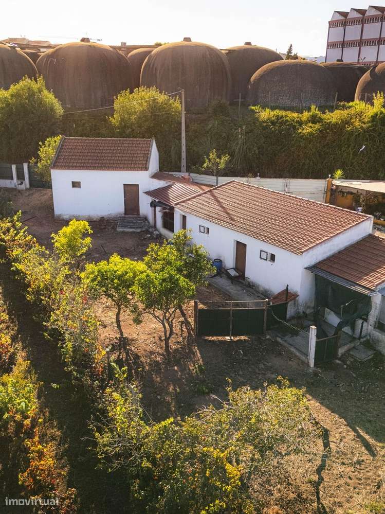 Armazém com Potencial para Moradia no Centro do Cadaval!-16