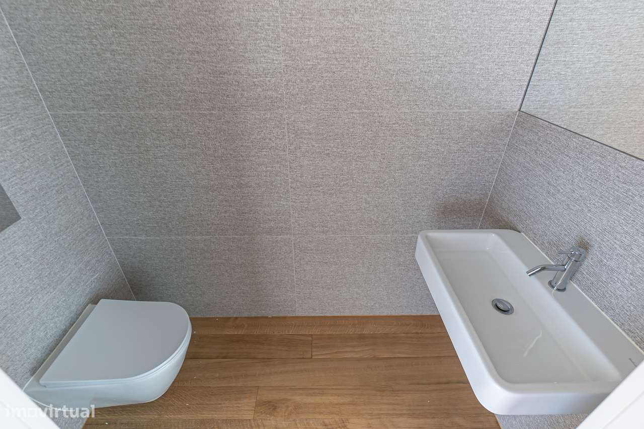 T3 Novo em Condomínio com Jardim, 3 Garagens, Permuta Possível-12