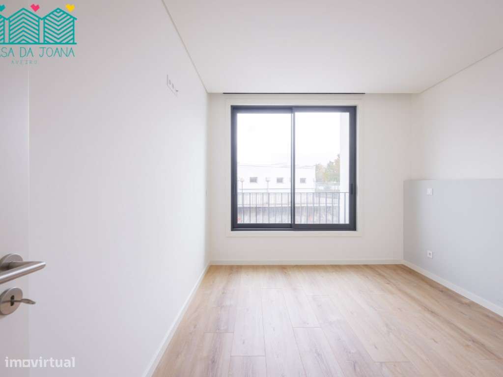 Apartamento T2 com Lugar de Garagem em Esgueira-5
