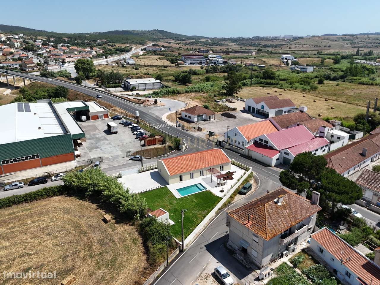 Moradia Térrea T4 totalmente renovada, com piscina, espaço exterior e-36