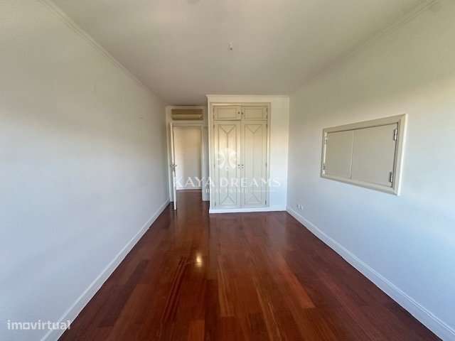 T6 para venda na Quinta Nova em Odivelas com 4 lugares de Parqueame...-27