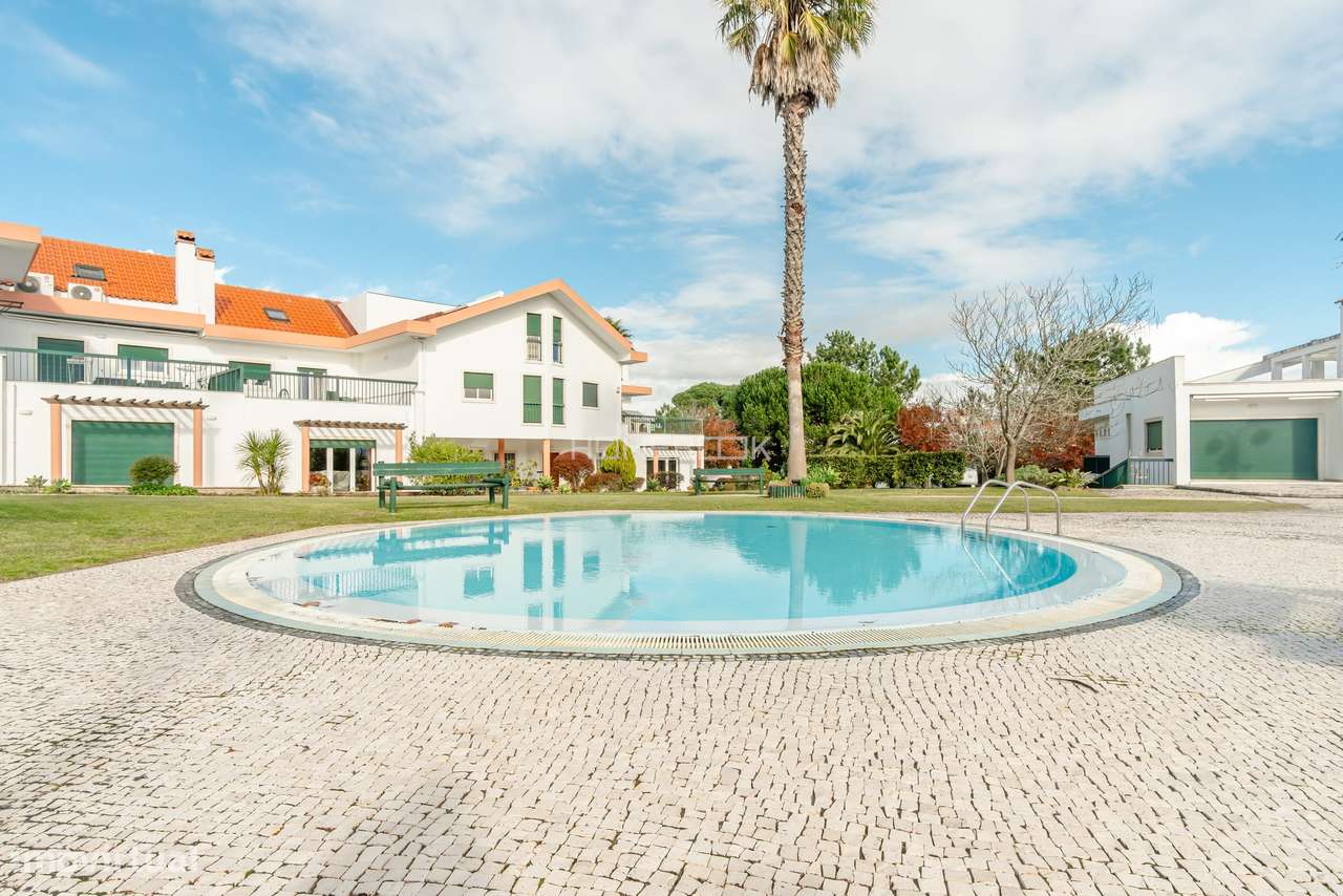 Moradia T5 renovada em condomínio fechado com piscinas, campo de ténis-58