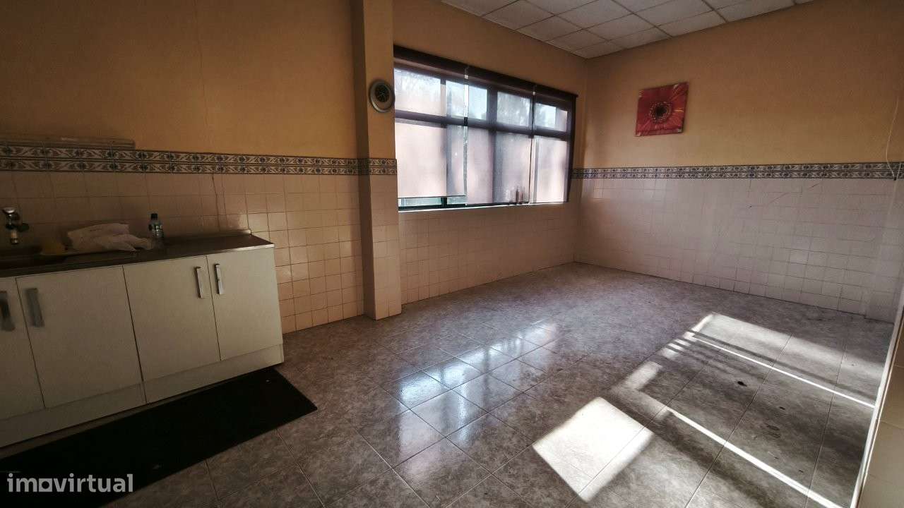 Armazém com 1100m2 área, com logradouro - Serzedo-14