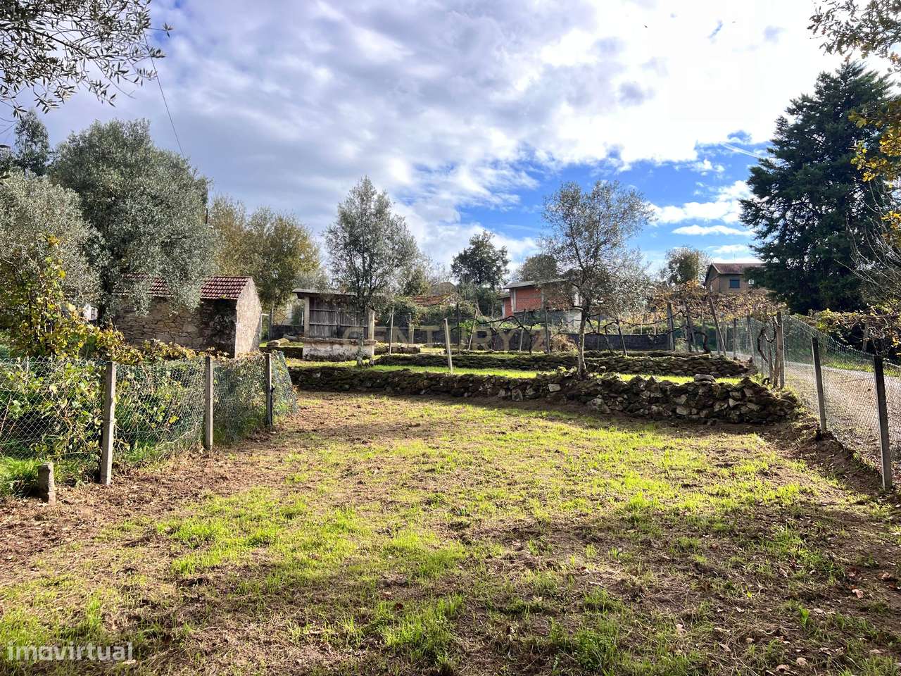 Terreno com 1250m2 em Fornelo, junto ao lago, zona urbanizável - Grande imagem: 5/6