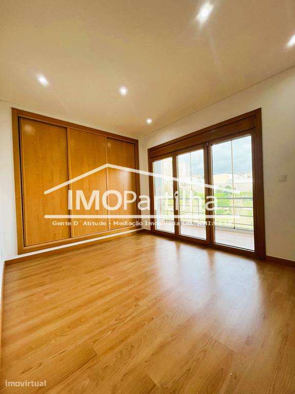 T3 C/ 4 Lugares de parqueamentos nas Colinas do Cruzeiro-6