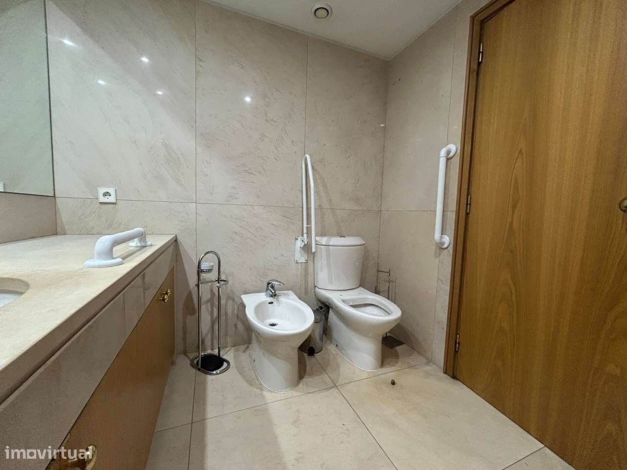 Apartamento T3 com Varanda junto à Praça do Império – Foz do Douro-26