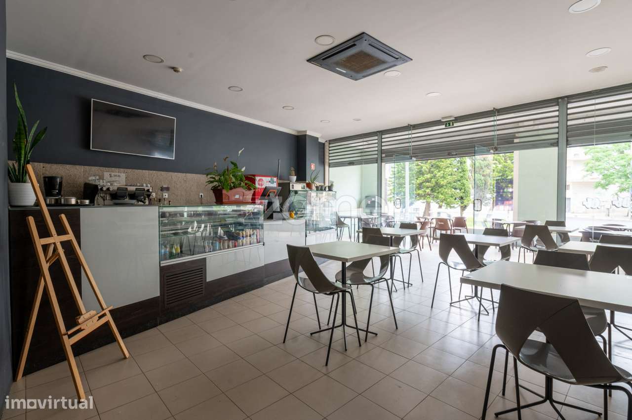 Café situado no Laranjeiro, Almada - Grande imagem: 2/17