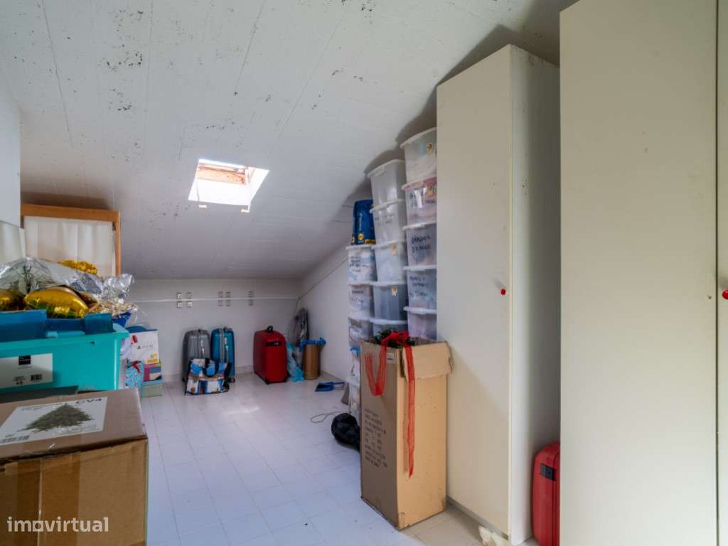 VENDE-SE T3 COM TERRAÇO E GARAGEM EM CARCAVELOS-26