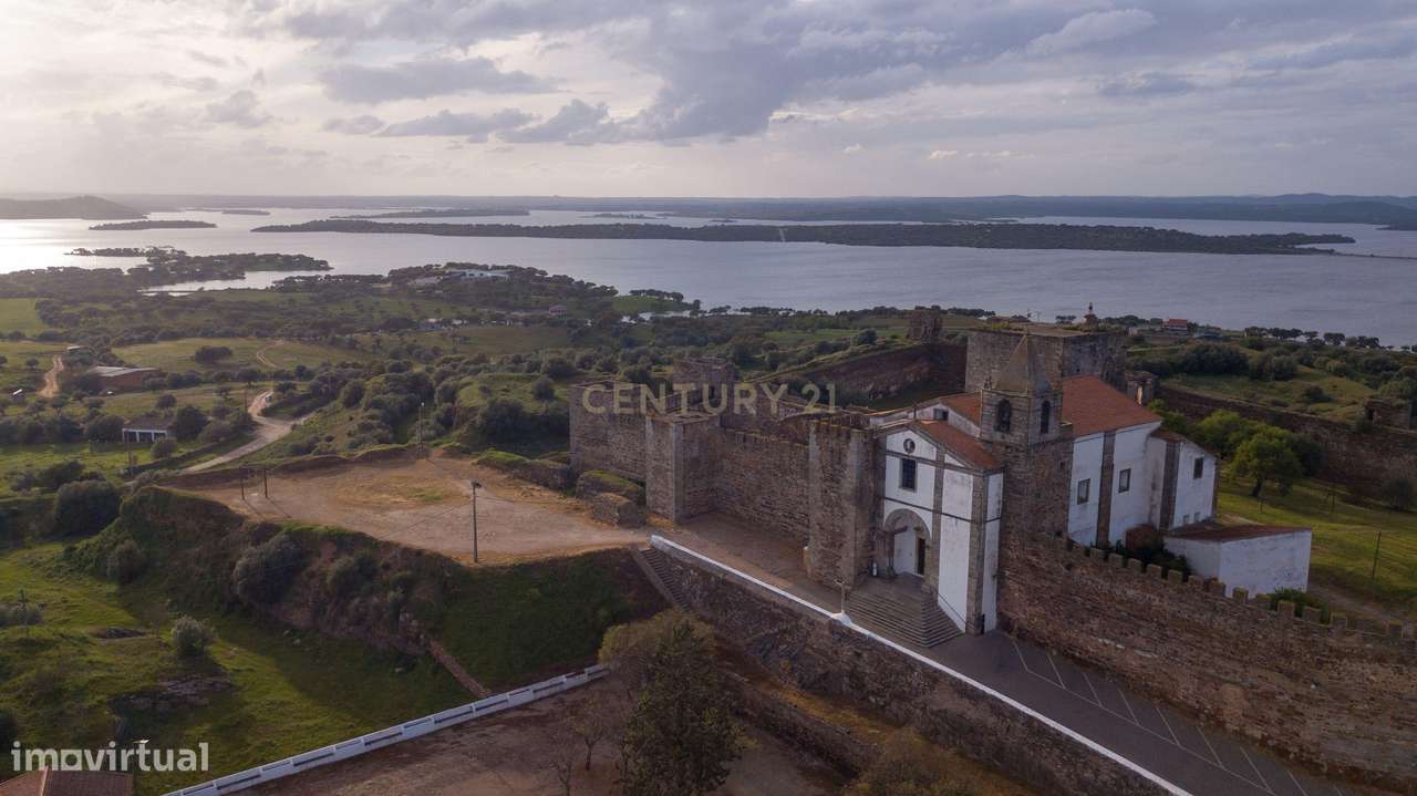 Rés-do-Chão de Moradia T4 com 4 suítes no centro de Mourão - Alentejo-5