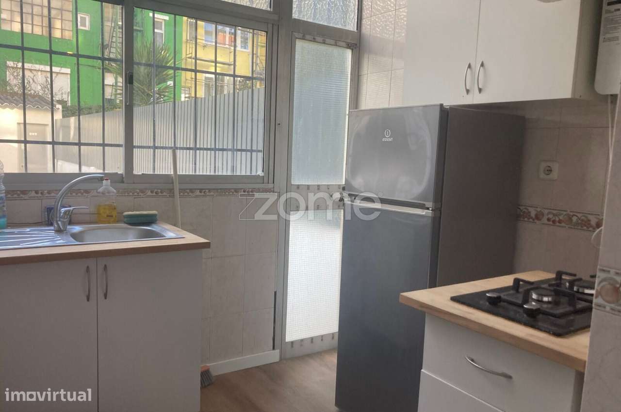 T1+1 Remodelado no Bairro dos Atores com Logradouro de 60 m2 - Grande imagem: 2/10