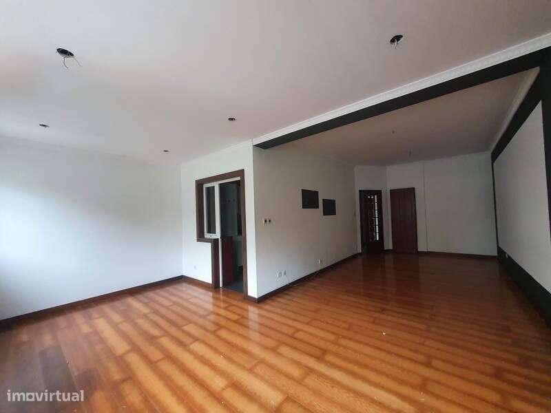 Apartamento T2 com 111 m2 no Porto-0