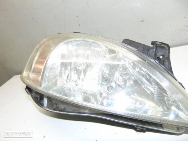 Opel Corsa C 2001 farol - 2