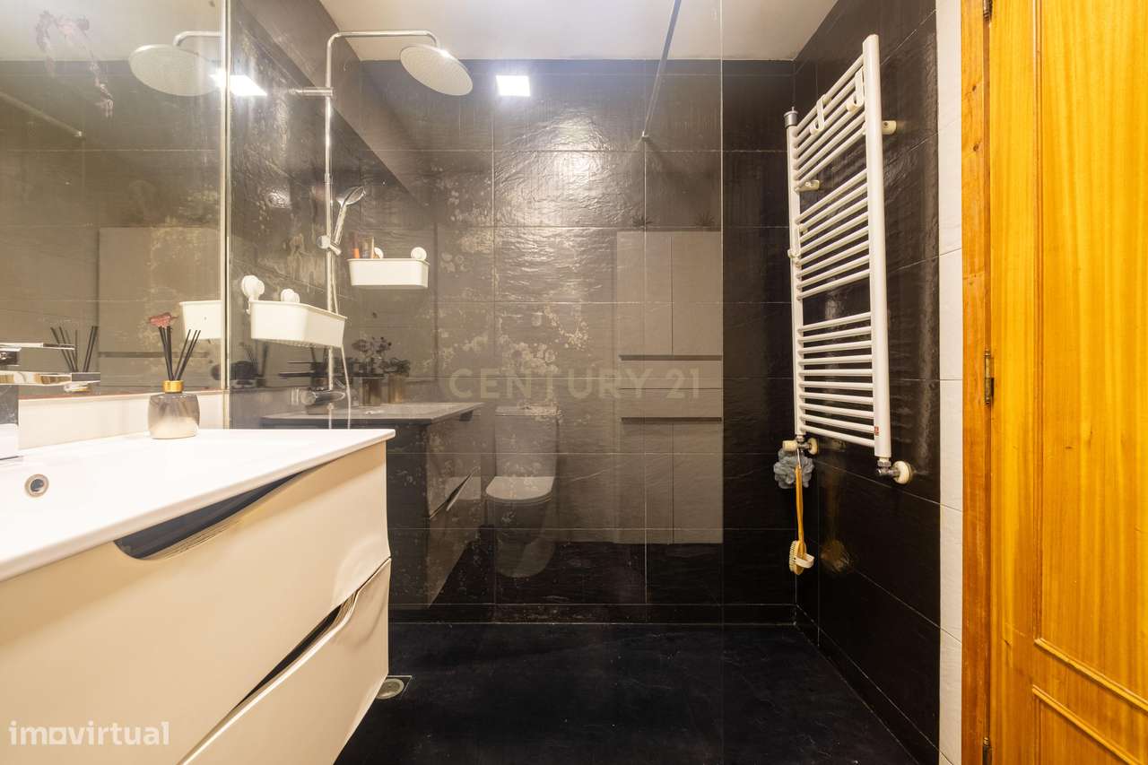 Apartamento T3 Renovado, com aquecimento central, varanda e lugar de g-20