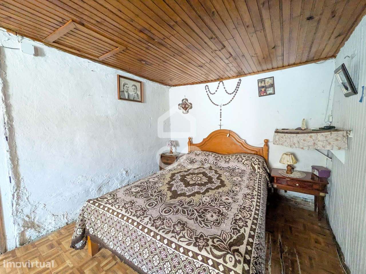 Oportunidade Única: Moradia para Restauro com Grande Potencial-25