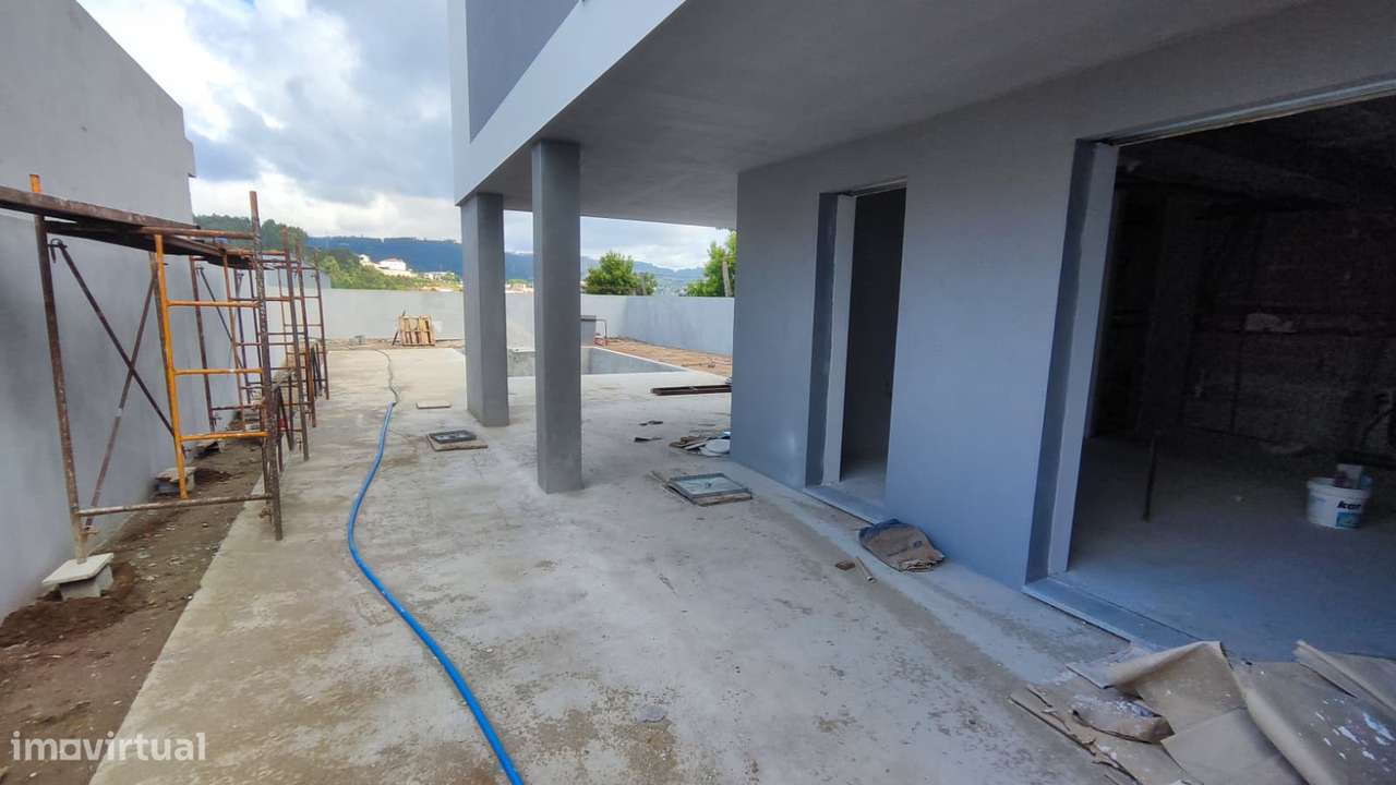 Moradia T3 c/ piscina e garagem 3 viaturas - Bitarães - Paredes-4