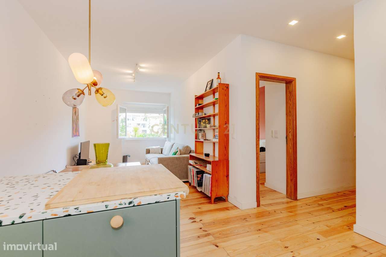 T2 exclusivo, totalmente remodelado e mobilado, com logradouro privati-9