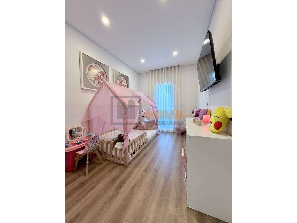 Apartamento T3 Moderno em Famões | 155 m² | Excelente Exposição Sol...-7