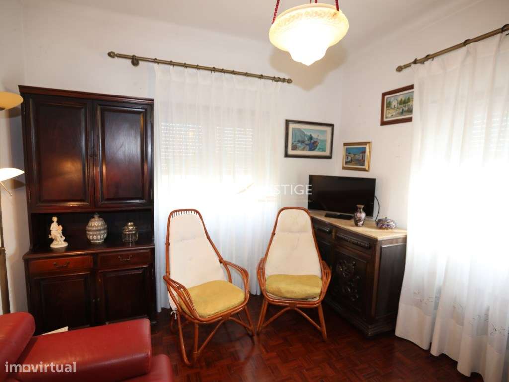 Moradia no Centro de Mafra com 2 Pisos e 2 Garagens.-14