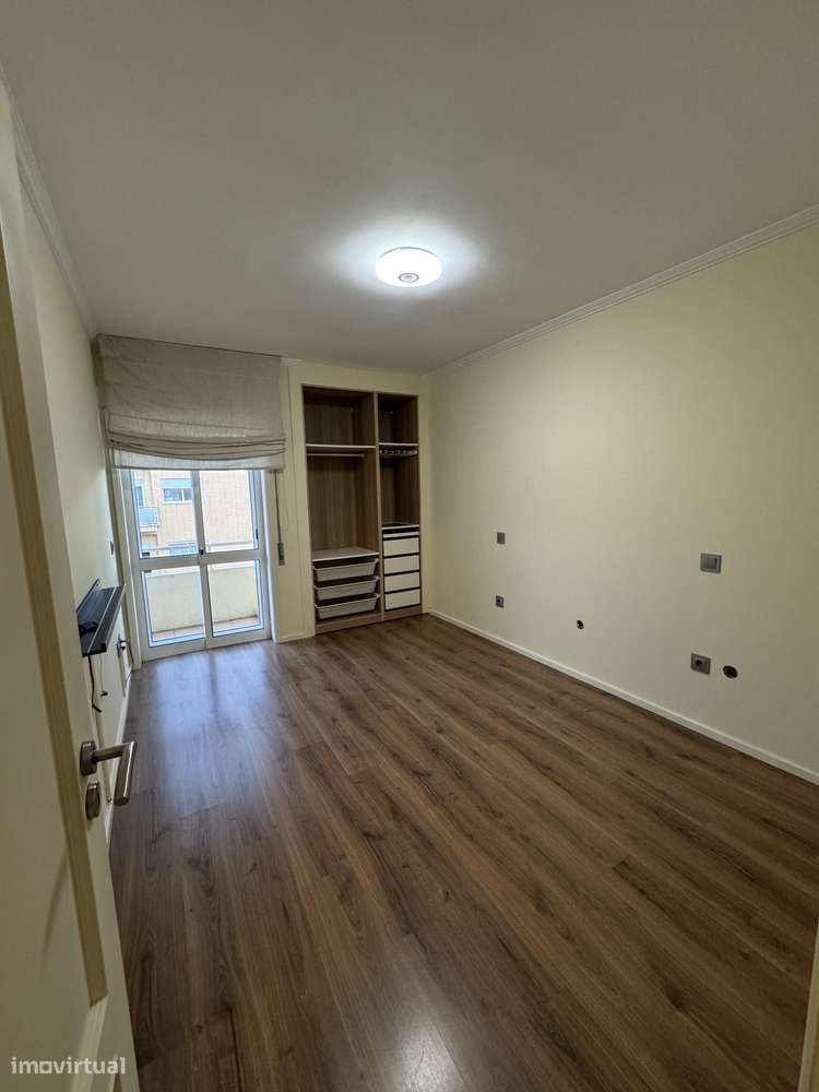 Apartamento T2+1 caxinas 450 m da praia - Grande imagem: 2/11