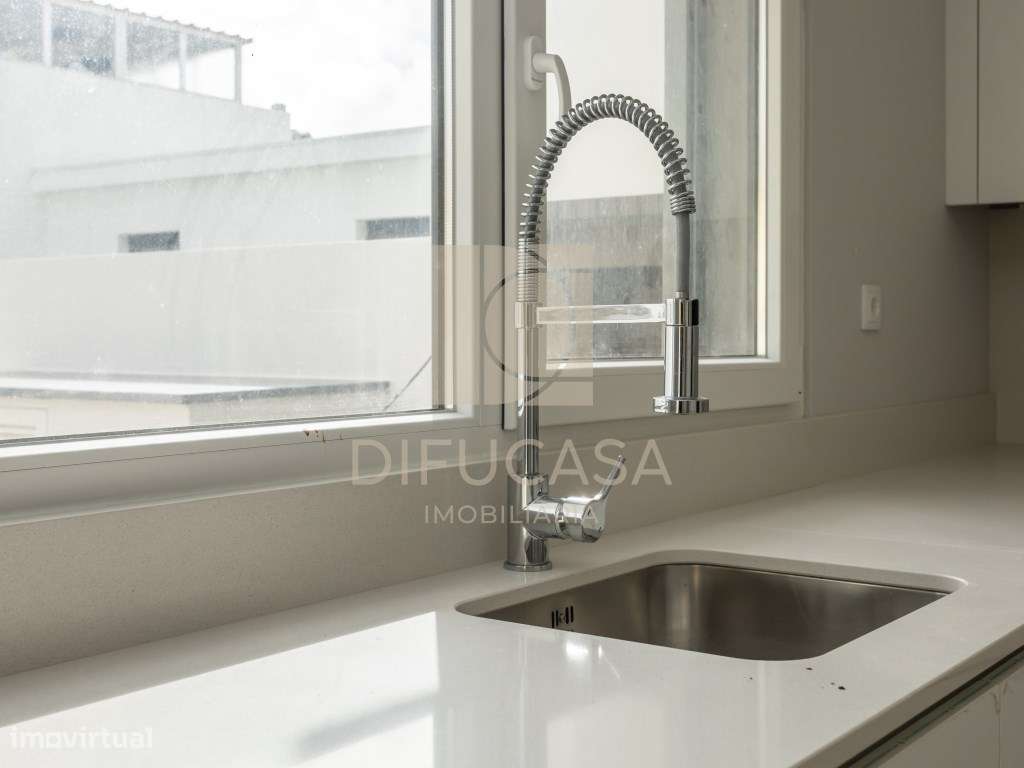 Moradia Com Garagem e Piscina Pronta a Habitar-17