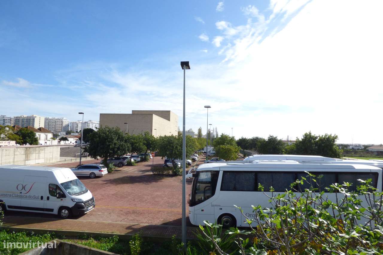 Moradia V3 com grande terreno,  na zona do  Teatro das figuras,  Shopp - Grande imagem: 2/17