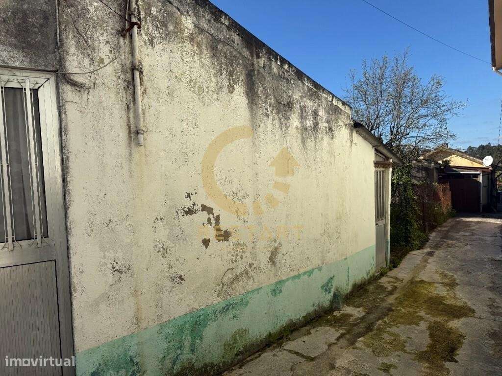 Moradia T2 térrea para recuperar com 3 logradouros - Grande imagem: 3/27