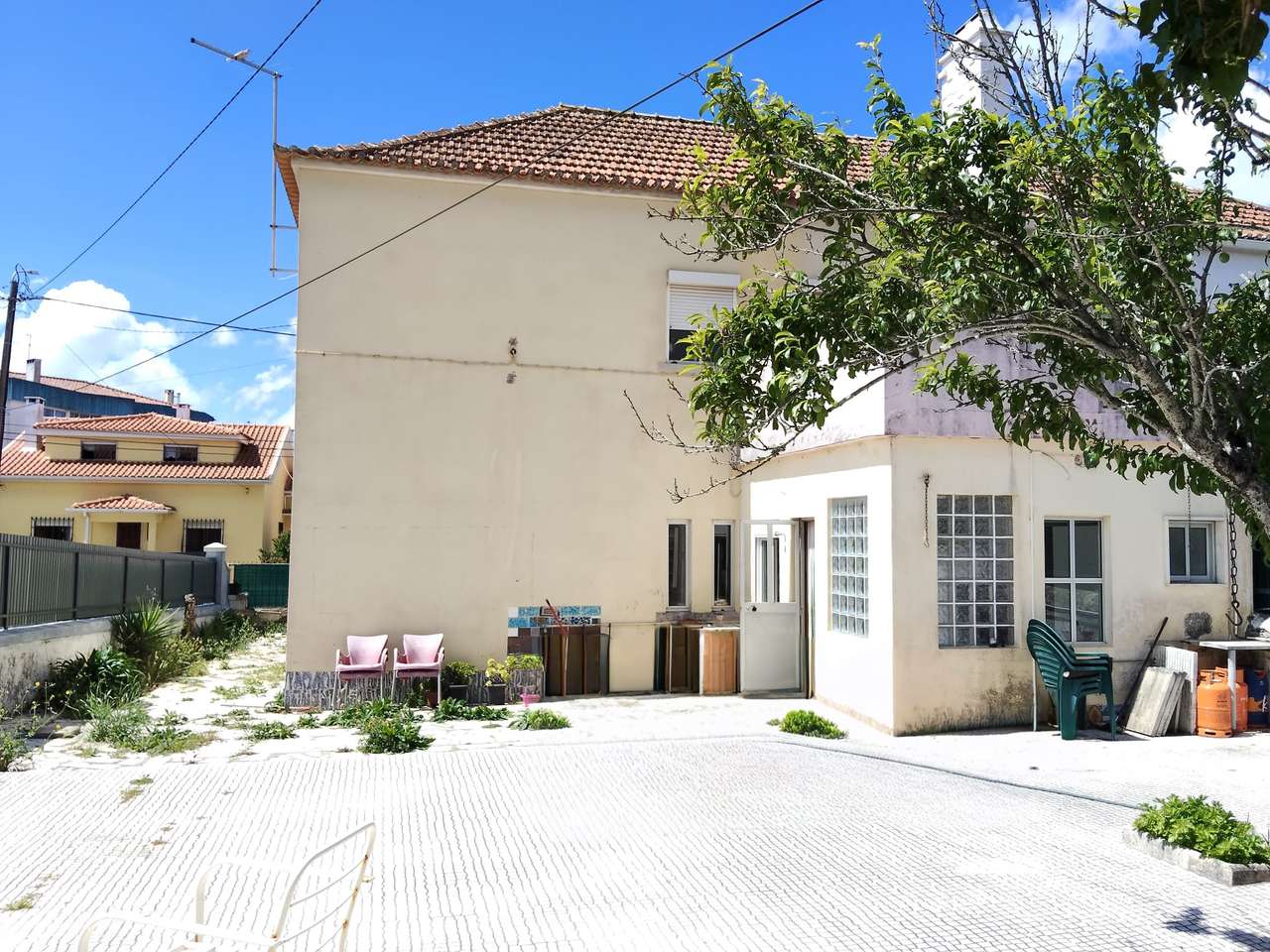 Moradia T4 Geminada com Excelente Espaço Exterior em Algueirão-9