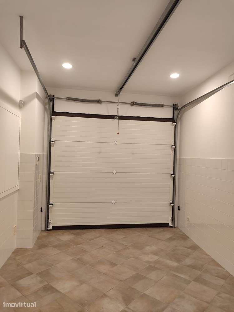 Excelente Moradia  2 frentes + Garagem + Terraço c/ Barbecue + Jardim-31