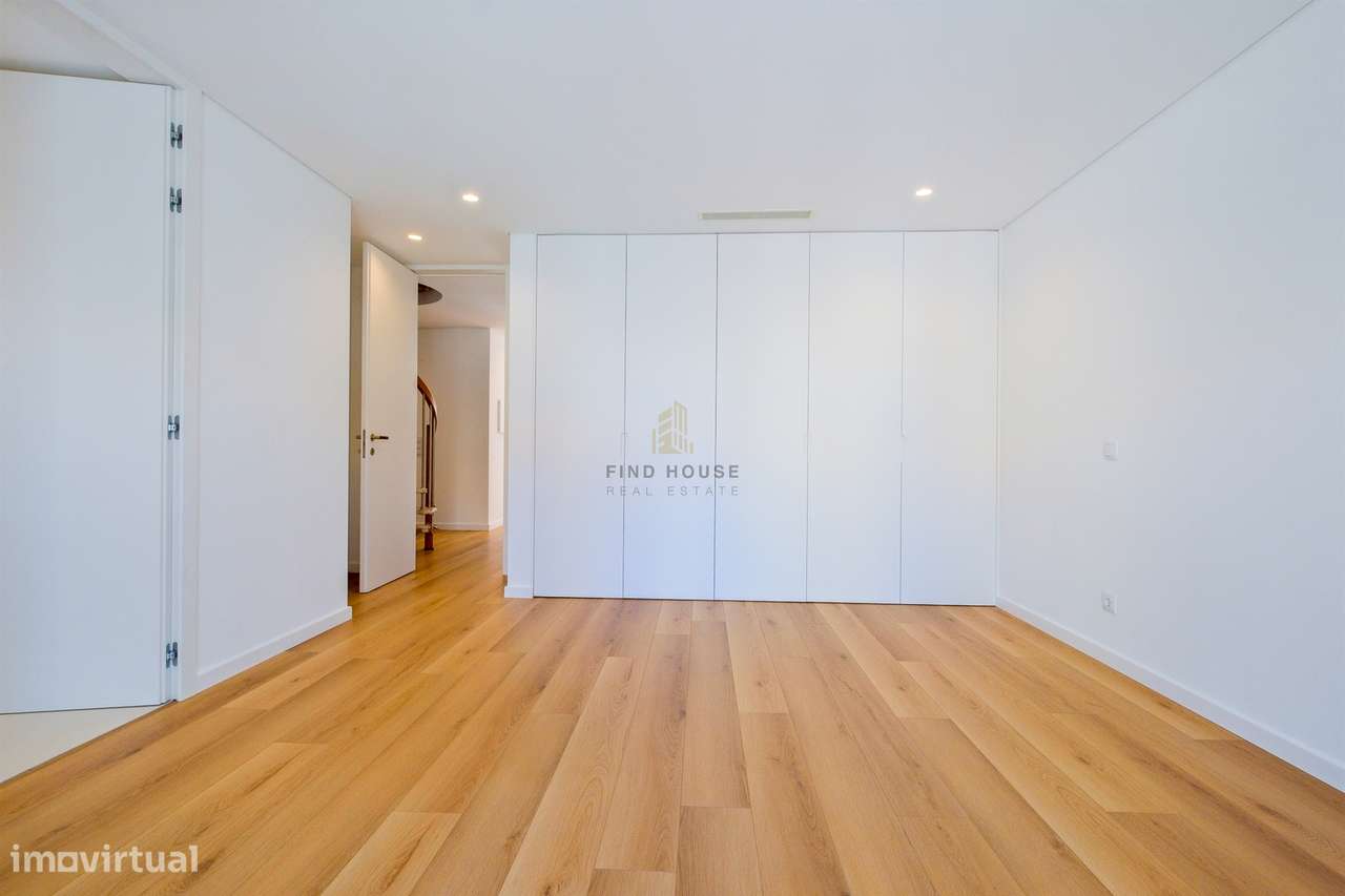 Moradia T4 de luxo em Condomínio Privado com Piscina e Jardim em São P-24