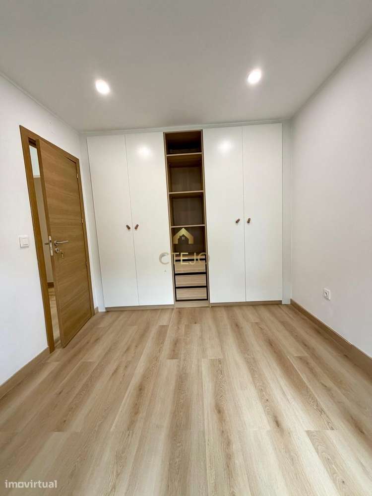 Apartamento T2 Totalmente Remodelado  No Centro da Bobadela-7